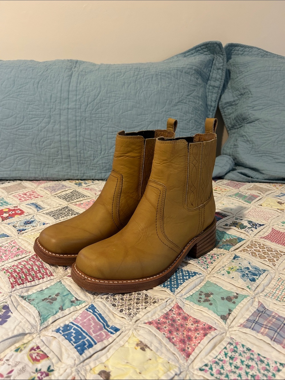 Frye Campus Chelsea leather boots Banana New size 7.5